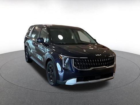 Used 2026 Kia Carnival FWD image 3