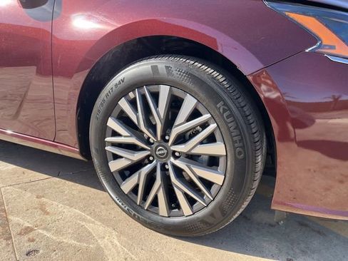 Used 2025 Nissan Altima 2.5 SV image 9