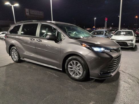 Used 2024 Toyota Sienna XLE FWD image 7