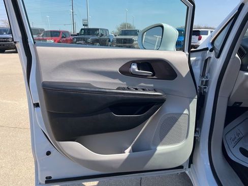 Used 2018 Chrysler Pacifica Touring-L Plus FWD image 10