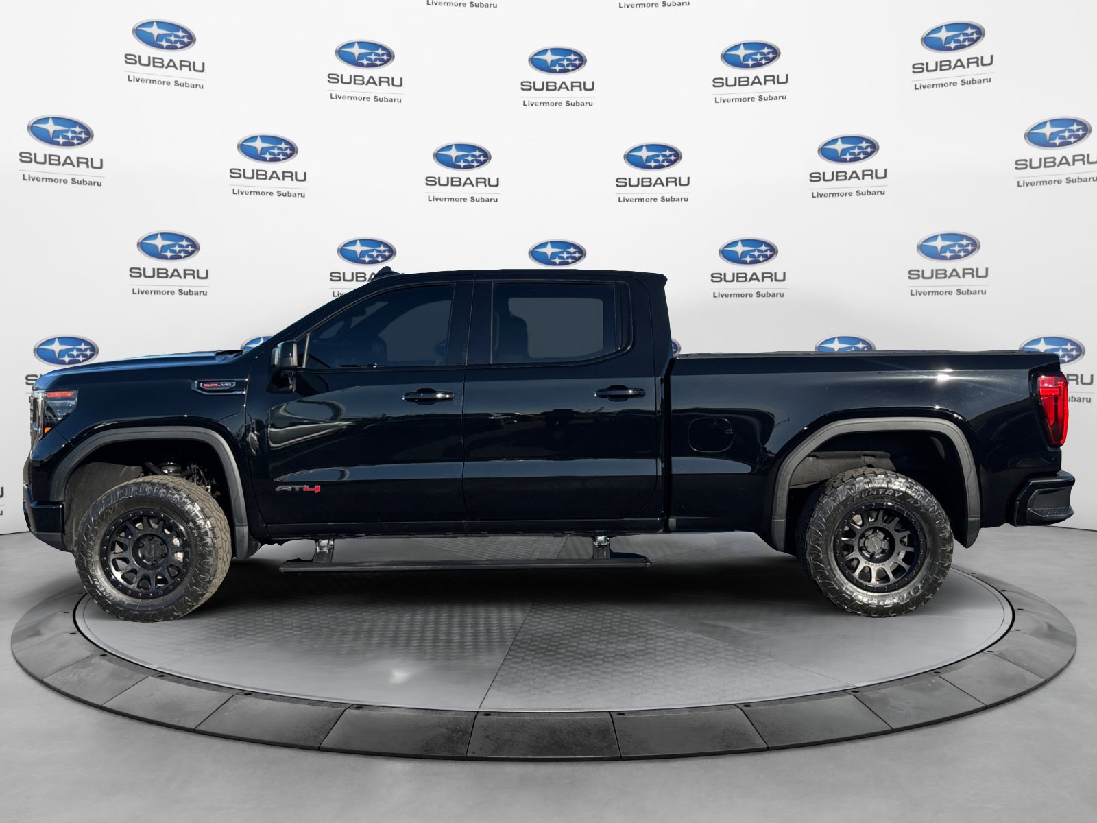 Used 2023 GMC Sierra 1500 AT4 w/ Technology Package AWD/4WD image 3