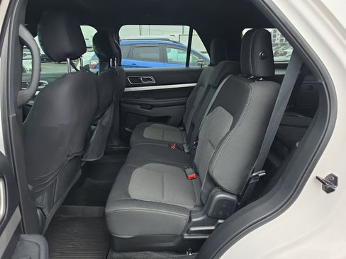 Used 2017 Ford Explorer XLT image 11