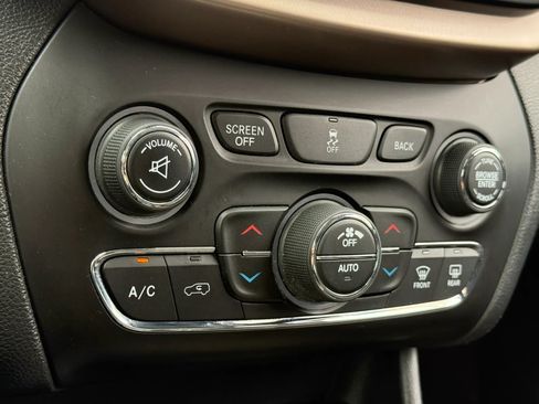 Used 2016 Jeep Cherokee Latitude w/ Comfort/Convenience Group AWD/4WD image 14