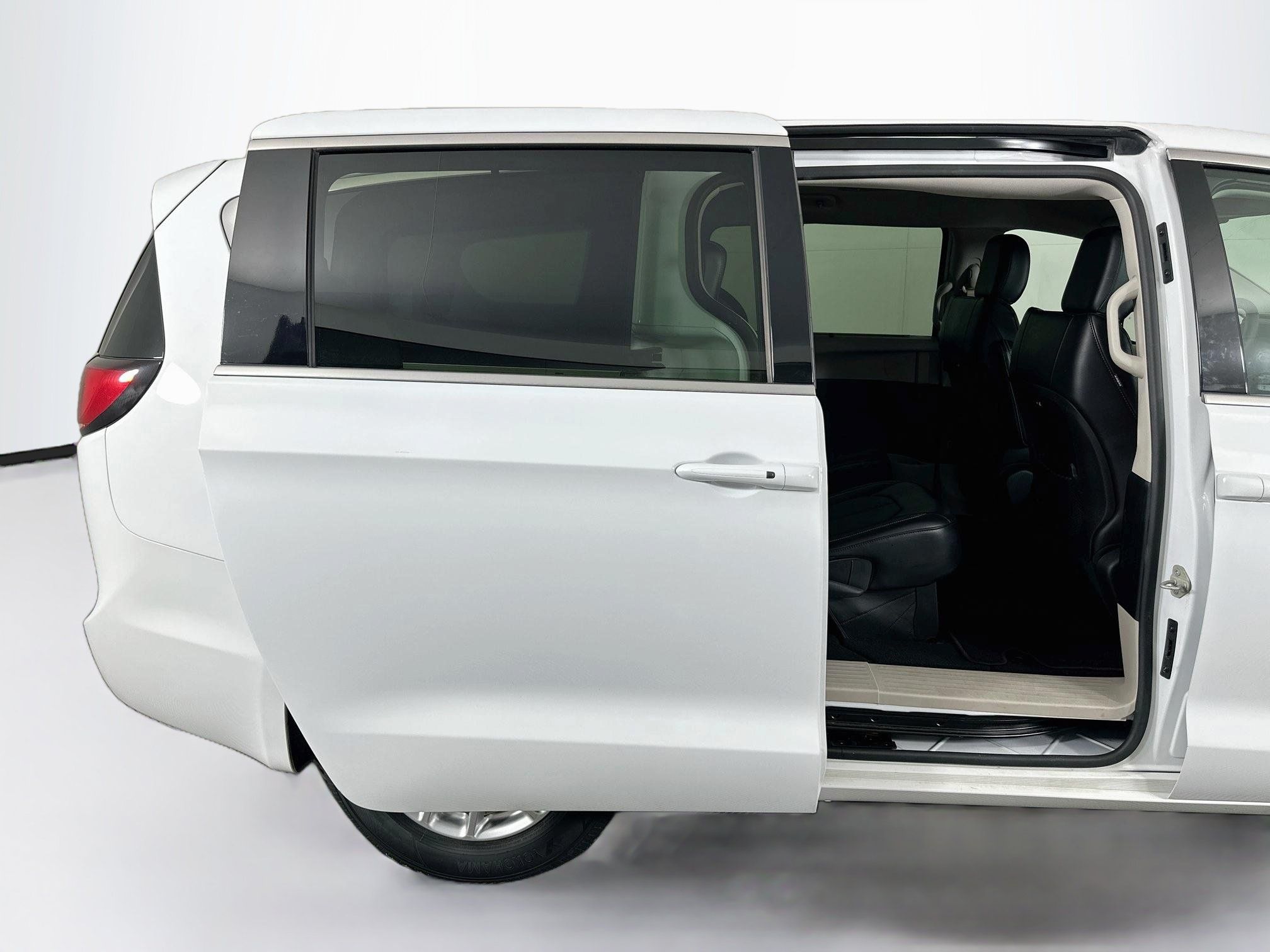 Used 2024 Chrysler Pacifica Touring-L FWD image 31