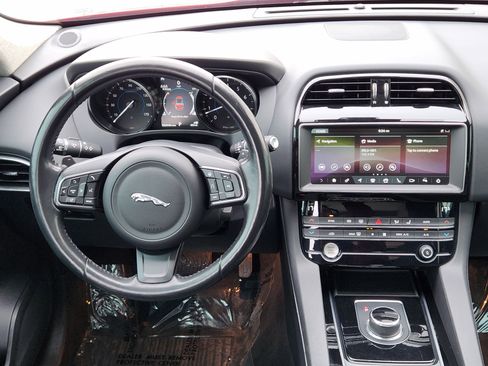 Used 2020 Jaguar F-PACE Premium image 28