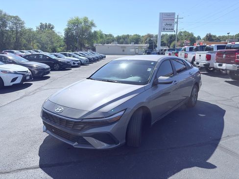 Used 2024 Hyundai Elantra SEL image 3