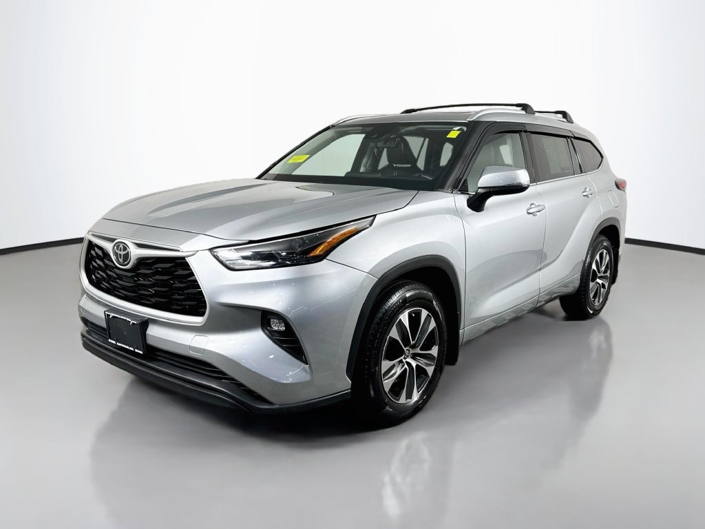 Used 2022 Toyota Highlander XLE AWD/4WD image 2