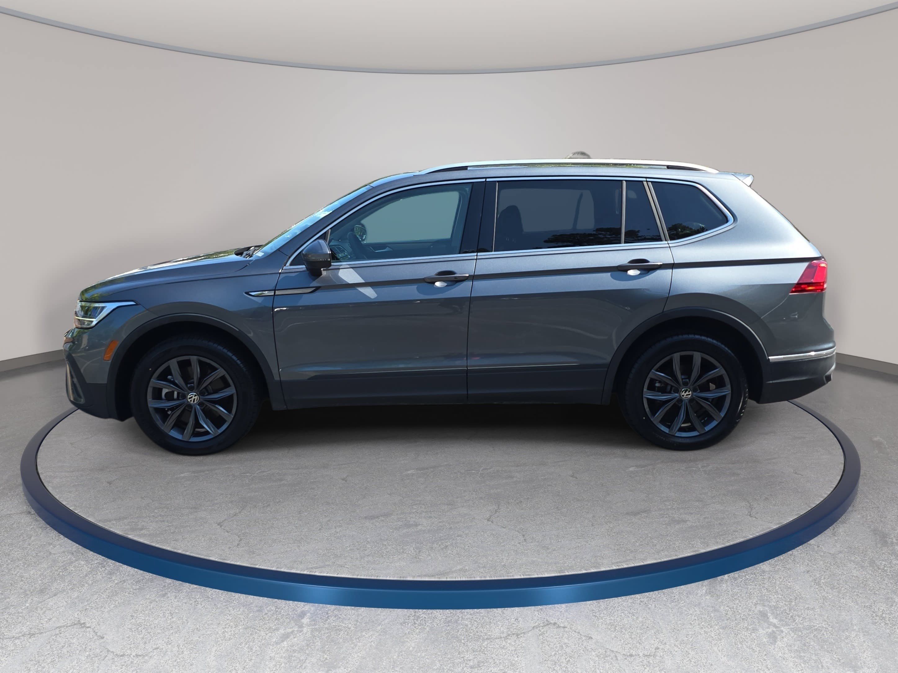 Certified 2024 Volkswagen Tiguan SE FWD image 8