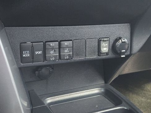 Used 2018 Toyota RAV4 XLE image 22