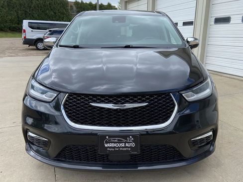 Used 2023 Chrysler Pacifica Limited FWD image 3