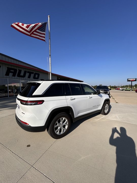 Used 2023 Jeep Grand Cherokee Limited AWD/4WD image 3