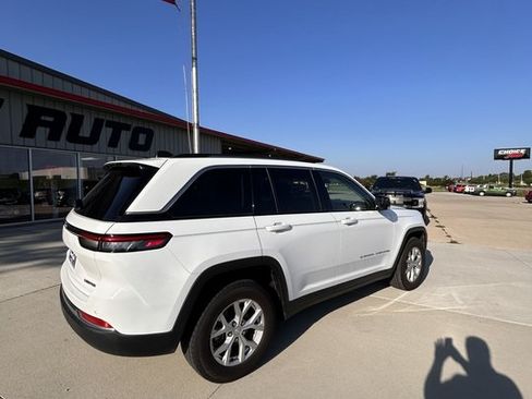 Used 2023 Jeep Grand Cherokee Limited AWD/4WD image 3