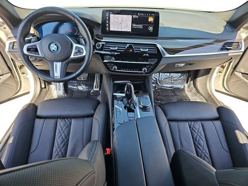 Used 2023 BMW 530e w/ M Sport Package image 9