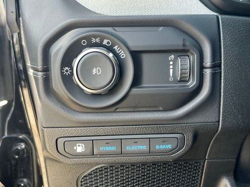 Used 2025 Jeep Wrangler Unlimited Sahara image 26