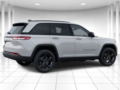 New 2025 Jeep Grand Cherokee Altitude image 4