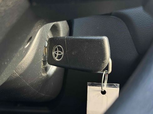 Used 2021 Toyota RAV4 LE AWD/4WD image 29