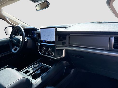 Used 2024 Ford Expedition XLT image 30