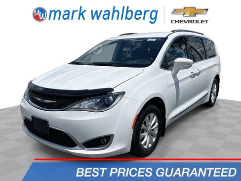 Used 2018 Chrysler Pacifica Touring-L FWD image 1