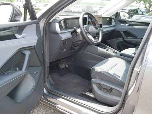Certified 2025 Volkswagen Tiguan SE AWD/4WD image 12