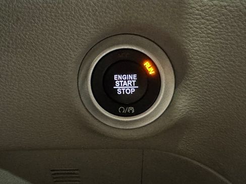 Used 2024 Chrysler Pacifica Limited FWD image 48