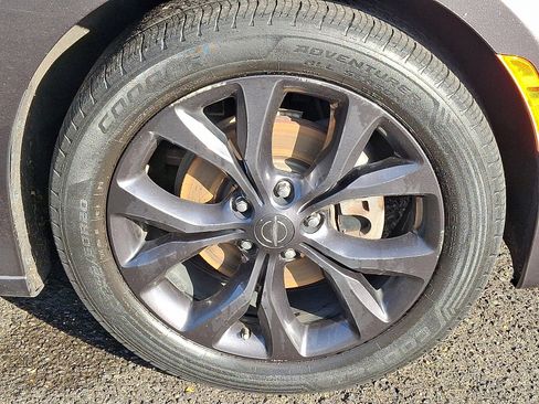 Used 2020 Chrysler Pacifica Touring-L w/ Advanced Safetytec Group image 9