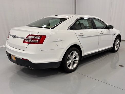 Used 2018 Ford Taurus SE image 5