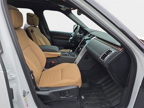 New 2025 Land Rover Discovery Dynamic SE image 10