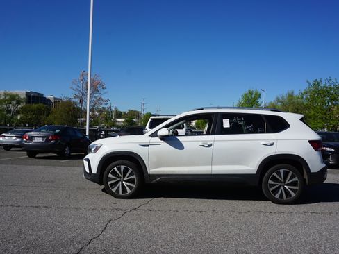 Used 2024 Volkswagen Taos SE image 5