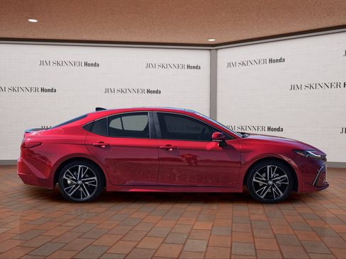 Used 2025 Toyota Camry XSE FWD image 7