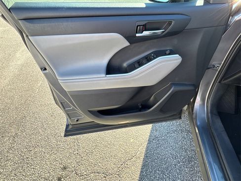 Certified 2022 Toyota Highlander XLE image 10