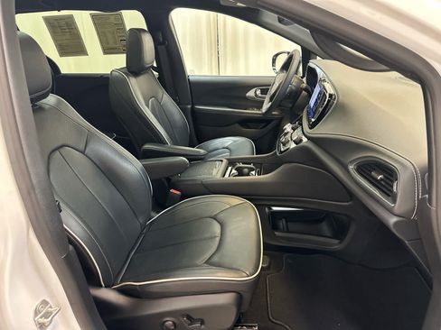 Used 2026 Chrysler Pacifica Limited FWD image 15