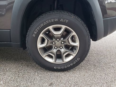 Used 2019 Jeep Cherokee Trailhawk AWD/4WD image 15