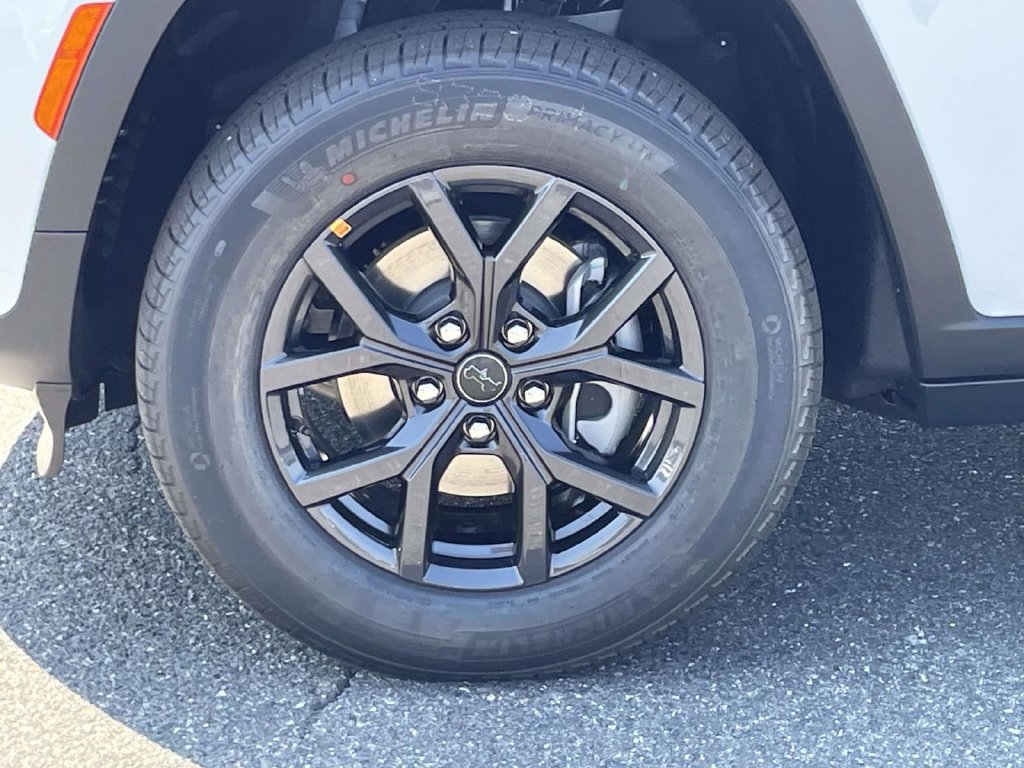 New 2027 Jeep Grand Cherokee Altitude RWD image 10