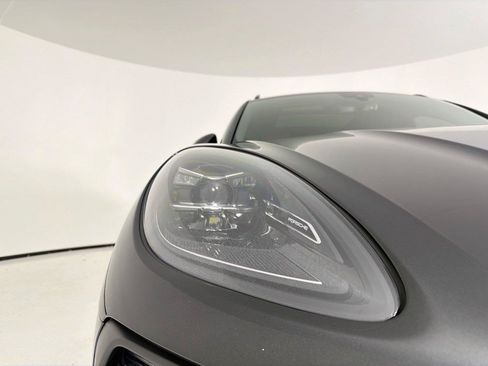 Used 2024 Porsche Macan AWD/4WD image 33