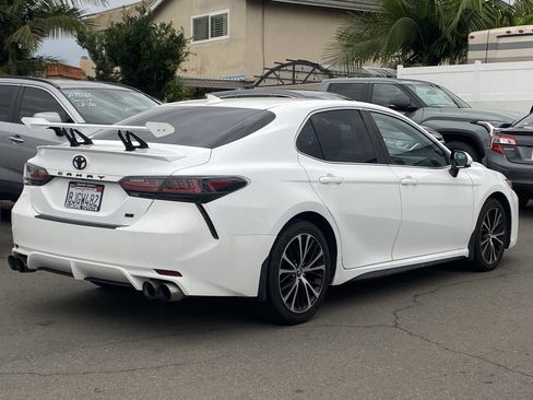 Certified 2019 Toyota Camry SE image 3