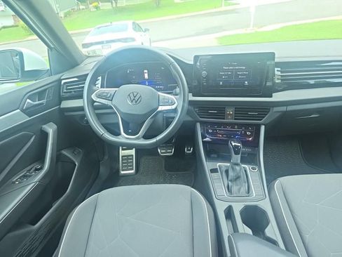 Used 2026 Volkswagen Jetta SE FWD image 4