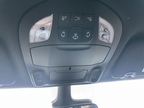 Used 2025 Chrysler Pacifica Limited image 21