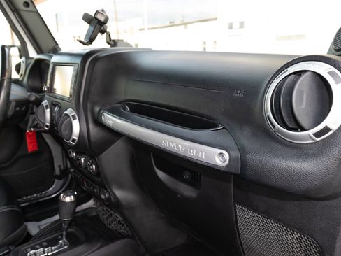 Used 2014 Jeep Wrangler Unlimited Sahara w/ Connectivity Group AWD/4WD image 18