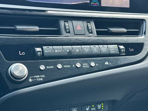 Used 2022 Lexus ES 300h w/ Accessory Package FWD image 29