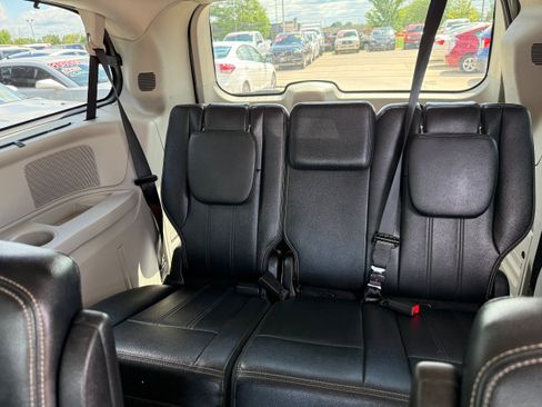 Used 2016 Chrysler Town & Country Touring w/ Driver Convenience Group FWD image 9