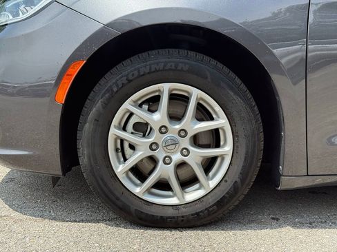 Used 2023 Chrysler Pacifica Touring-L FWD image 5