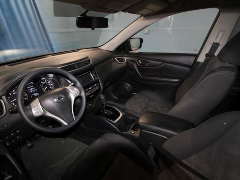 Used 2016 Nissan Rogue SV w/ SV Premium Package image 2