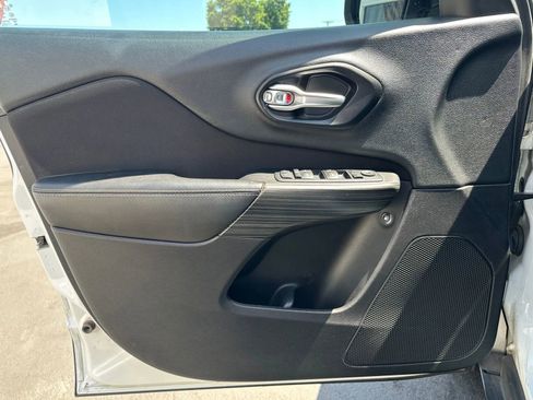 Used 2015 Jeep Cherokee Sport image 26