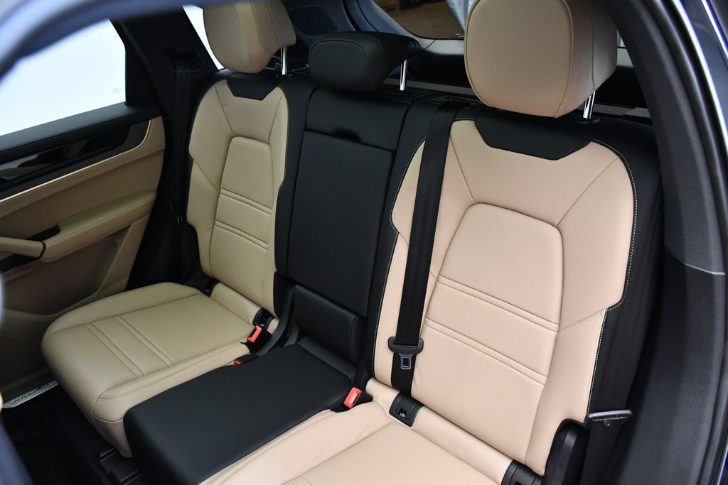 Certified 2025 Porsche Cayenne AWD/4WD image 44