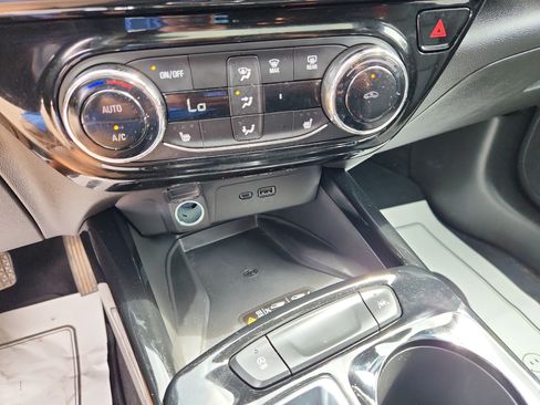 Used 2024 Chevrolet Trax RS w/ Sunroof Package image 34