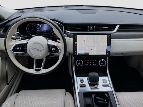 Used 2022 Jaguar XF SE RWD image 15