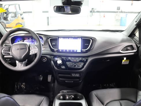 Used 2025 Chrysler Pacifica Select image 16