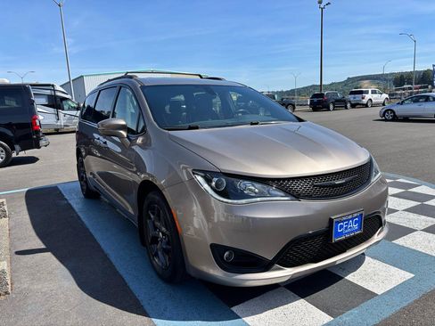 Used 2018 Chrysler Pacifica Limited FWD image 7