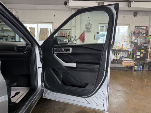 Used 2022 Ford Explorer XLT w/ Equipment Group 202A image 9