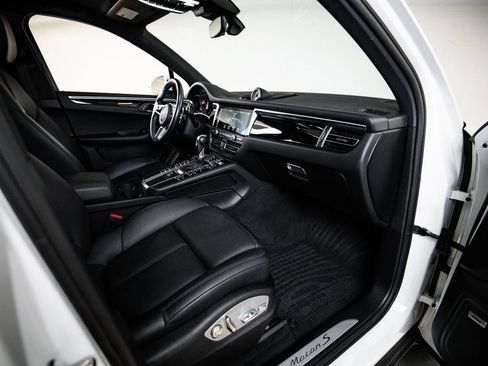 Certified 2020 Porsche Macan S AWD/4WD image 28